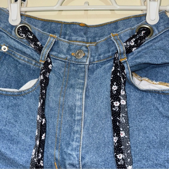 Women’s Vintage 90’s High Waisted Daisy Duke Denim Shorts Floral Detail Size 5/6 - Picture 12 of 16